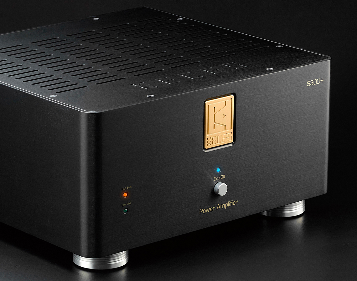 Keces Audio przedstawia wzmacniacz mocy S300+, który jest udoskonaloną wersją wzmacniacza S300. W S300+ zastosowano nowe terminale głośnikowe WBT-0703Cu oraz doskonalsze komponenty wewnętrzne. Miedziana płytka PCB ze zwiększoną grubością miedzi dla warstwy zasilania, warstwy uziemienia i warstwy sygnału, aby uzyskać wysoki współczynnik tłumienia i uzyskać lepszą jakość dźwięku. 2 x 130W 8Ω ciągłej mocy / maksymalna moc chwilowa 2 x 240W 8Ω 2 x 225W 4Ω ciągłej mocy / maksymalna moc chwilowa 2 x 300W 4Ω 410W 8Ω w trybie monofonicznym Praca w głębokiej klasie AB , 5W w czystej klasie A w trybie wysokiego prądu podkładu Stabilny przy spadkach impedancji kolumn poniżej 2Ω 3 tryby działania: Stereo, Bi-Amp, Bridged Zamknięty w dedykowanej obudowie transformator toroidalny 1.2kVA z osobnymi uzwojeniami wtórnymi dla każdego z kanałów. Zbalansowane wejściowe układy dyskretne z konektorami Neutrik XLR. Układ ochrony przed przegrzaniem/przeciążeniem. terminale RCA pokryte złotem Terminale głośnikowe wysokiej klasy pokryte złotem 24k WBT-0703Cu Aluminiowa obudowa grubości 4mm izoluje wnętrze przed szkodliwymi interferencjami EMI/RFI Ciężka obudowa eliminuje również niepożądane wibracje a jej niewielki rozmiar pozwala na ustawienie wzmacniacza w dowolnym miejscu. Jesteśmy twórcami profesjonalnego studia odsłuchowego AudioLand Studio.