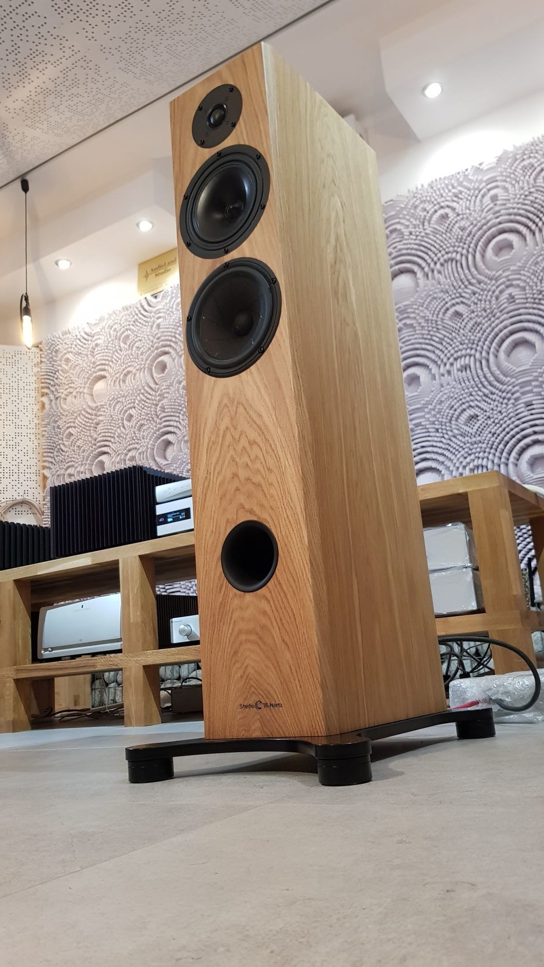 Kolumny / Kolumny podłogowe / Studio 16 Herz – Arcada 2,5 Signature STUDIO 16 HERZ - ARCADA 2,5 SIGNATURE kolumna podłogowa