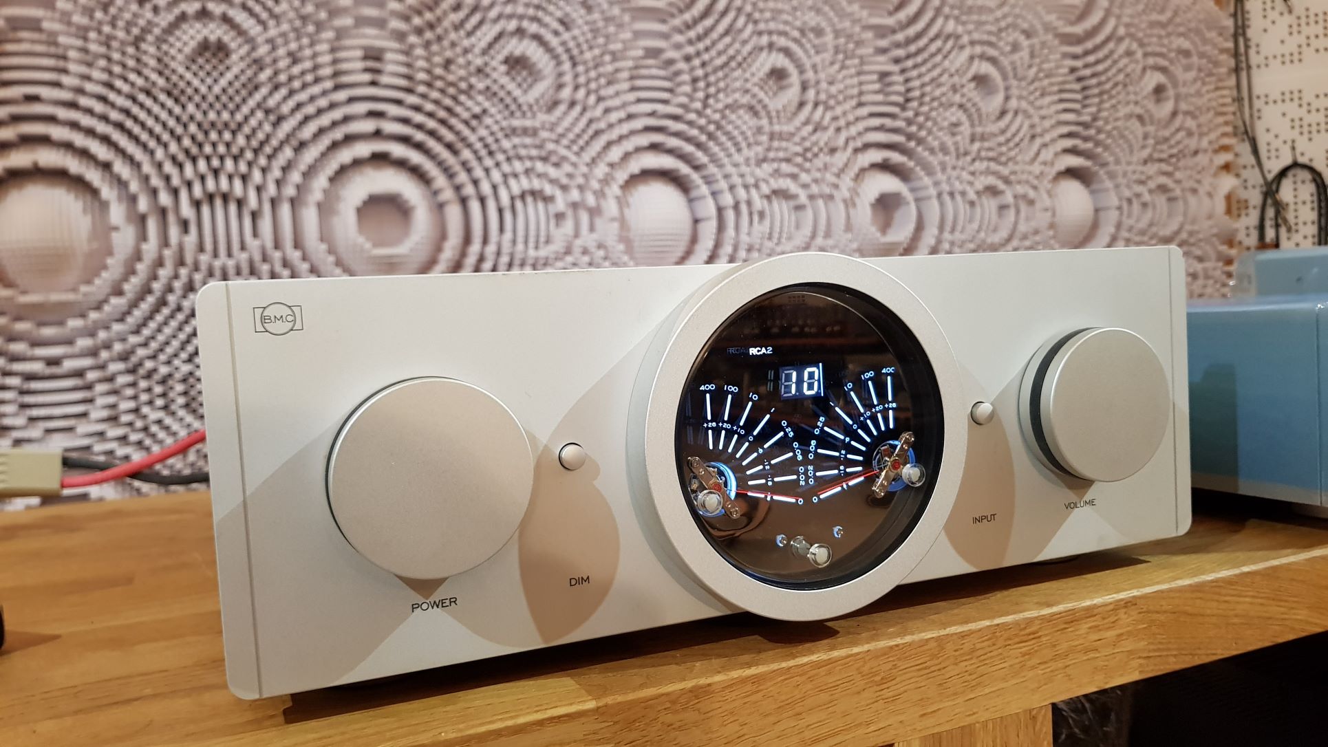 BMC CS2 wzmacniacz zintegrowany Tranzystorowy wzmacniacz zintegrowany – BMC CS2. Niesamowita moc, transformator 2kW! Gustowne wskaźniki. Wejścia: 3xrca, 2xxlr. Moc: 200W (8 Ω na kanał), 360W (4 Ω na kanał). Pasmo 2Hz-180kHz. Waga ca 40kg.