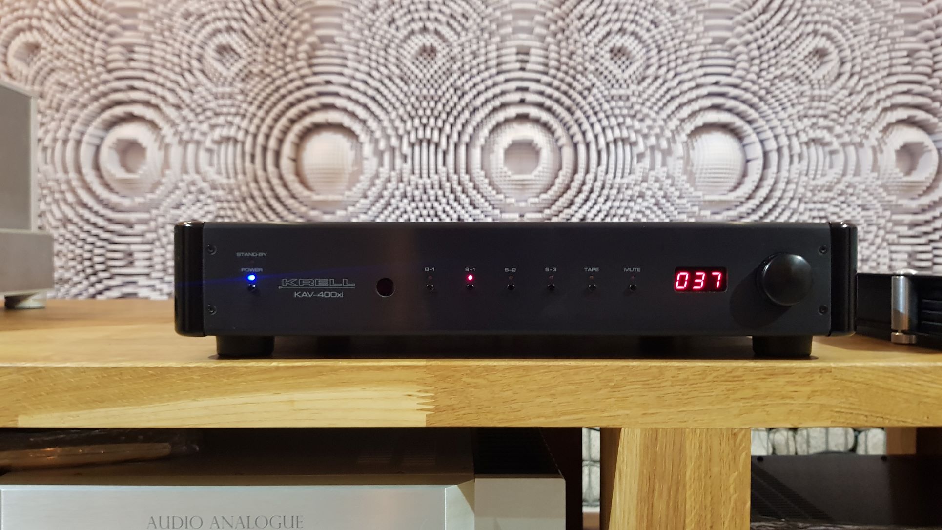 KRELL KAV-400xi wzmacniacz zintegrowany Tranzystorowy wzmacniacz zintegrowany – KRELL KAV-400xi następca legendarnego KAV-500i. Moc: 200W (8Ω na kanał), 400W (4Ω na kanał). Pasmo Przenoszenia: 20Hz-20kHz(+0/-0,1). Pięć wejść: 4x rca, 1x xlr, 2 wyj.: tape, preamp out. Stopień końcowy Sankeny. Waga ok. 14kg.