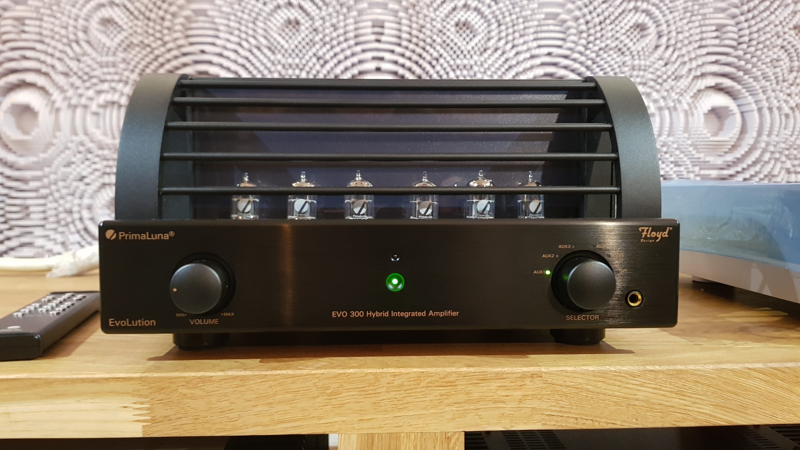 Hybrydowy wzmacniacz zintegrowany PrimaLuna EVO 300 Hybrid Integrated. Moc: 150W (8 Ω na kanał), 100W (4 Ω na kanał).