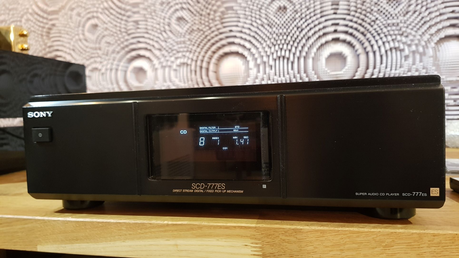 Sony SCD-777ES Odtwarzacz SUPER AUDIO CD PLAYER – SONY SCD-777ES to w zasadzie SCD-1 tyle że z niezbalansowanymi wyjściami. Formaty płyt: CD, SACD. Pasmo przenoszenia: 20Hz-20kHz(cd), 20Hz-50kHz(sacd). Dynamika:100dB(cd), 105dB(sacd). Wyjścia: analogowe-rca, cyfrowe: 1x coax, 1x optical. Waga ca 25kg.