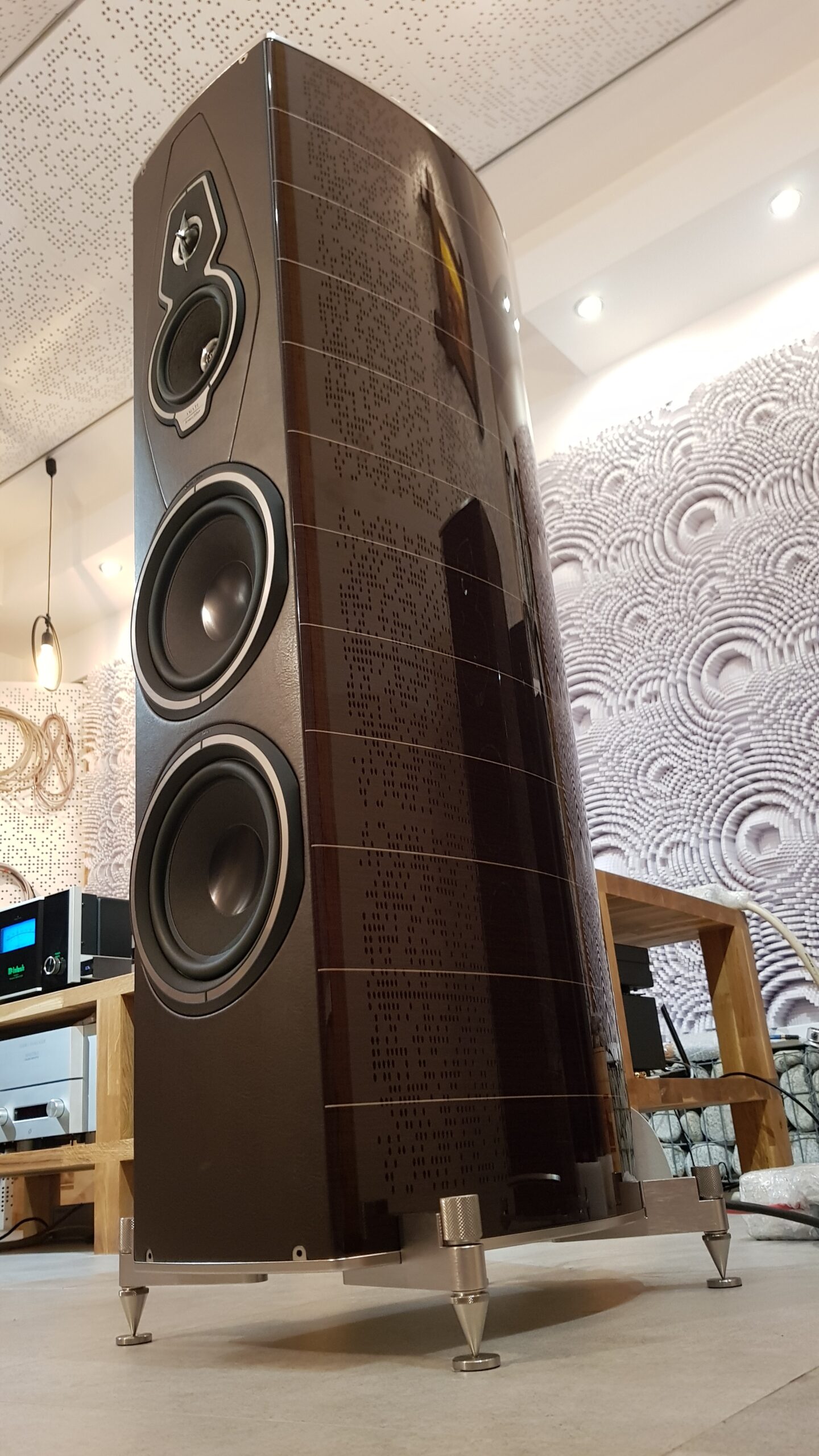 Konstrukcja 3,5 drożna, basreflex, kolor wenge. Przetworniki Sonus Faber: 8' x 2 niskotonowe, 6' średniotonowy, kopułka 28mm. Pasmo przenoszenia: 28Hz-35kHz. Impedencja 4Ω. Skuteczność 90dB. Waga 61 kg