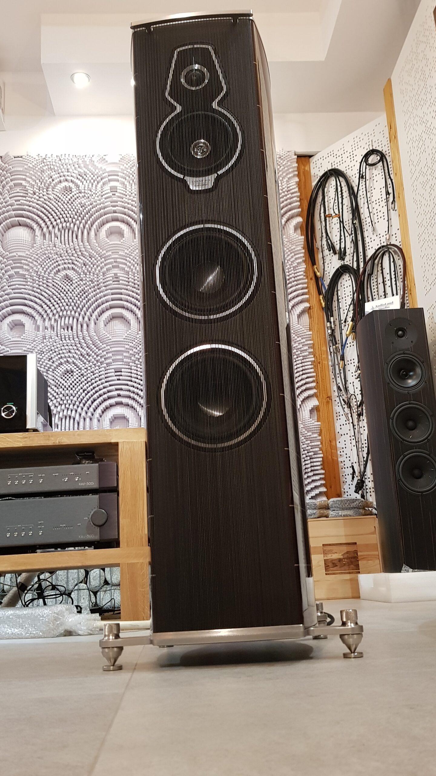Kolumny podlogowe Sonus Faber Serafino Tradition. Konstrukcja 3,5 drożna, basreflex, kolor wenge. Przetworniki Sonus Faber: 7' x 2 niskotonowe, 6' średniotonowy, kopułka 28mm. Pasmo przenoszenia: 30Hz-35kHz. Impedencja 4Ω. Skuteczność 90dB. Waga ca 52kg.