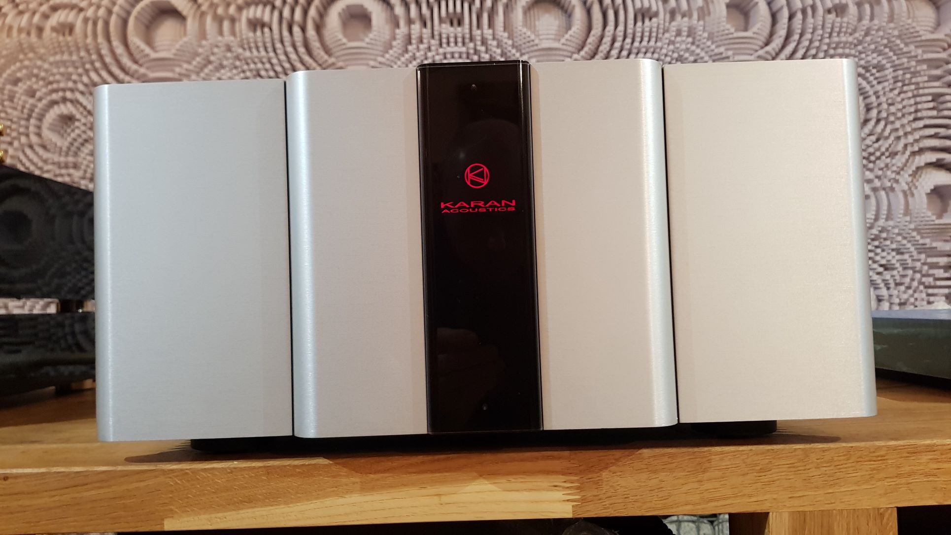Karan KA S 400 końcówka mocy Karan KA S 400 -w pełni zbalansowany wzmacniacz mocy dual mono. Moc wyjściowa 440W (8Ω na kanał), 660W (4Ω na kanał), 1200W (2Ω na kanał). Pasmo przenoszenia DC 300kHZ(+0,-3dB). 8 ultraszybkich wyjściowych urządzeń zasilających Sanken RET na kanał. Wejścia: 1x rca, 1x xlr, pojedyncze wej. głośnikowe WBT. Waga ca 52kg.