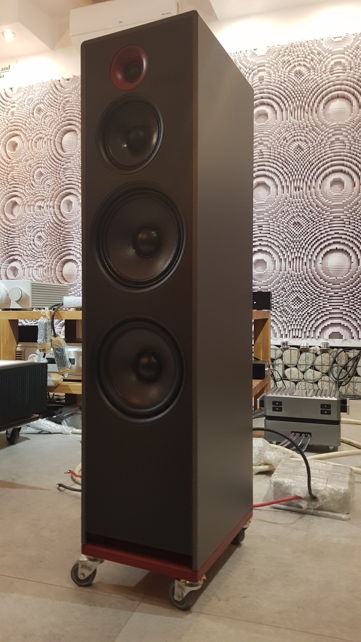 STENHEIM Alumine THREE kolumny podlogowe STENHEIM Alumine THREE, trójdrożna konstrukcja, bas reflex przód. Kolumna o wysokiej efektywności – 93dB. Pasmo przenoszenia: 32Hz-35kHz. Impedencja 8Ω. Waga ca 70kg.