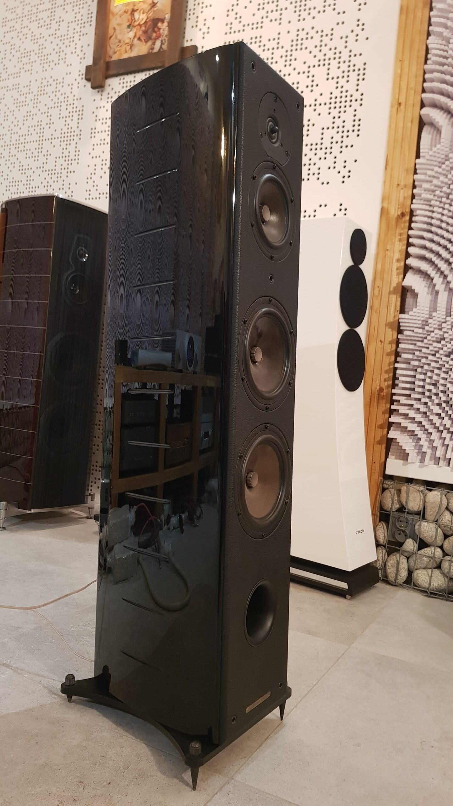 Kolumny podłogowe Sonus Faber Grand Domus. Konstrukcja 3,0 drożna, bass reflex-przód. Zalecana moc wzmacniacza: 30-200W. Pasmo przenoszenia 30Hz-20kHz. Impedencja 4Ω. Skuteczność 90dB. Waga 30 kg.