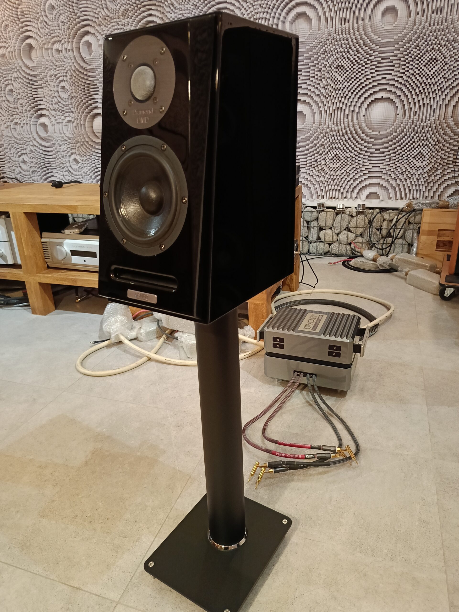 Podstawki o dużej stabilności, uniwersalne, regulowane kolce. Wysokość podstaw - 60cm, średnica nogi ca 8cm. Wymiar górnego blatu 15x20cm. Możliwość mocowania kolumn do podstaw (dedykowane otwory w blacie górnym). Wykończenie- lakier czarny mat, struktura-twarda. Możliwość zwiększenia ciężaru podstawek materiałami sypkimi.