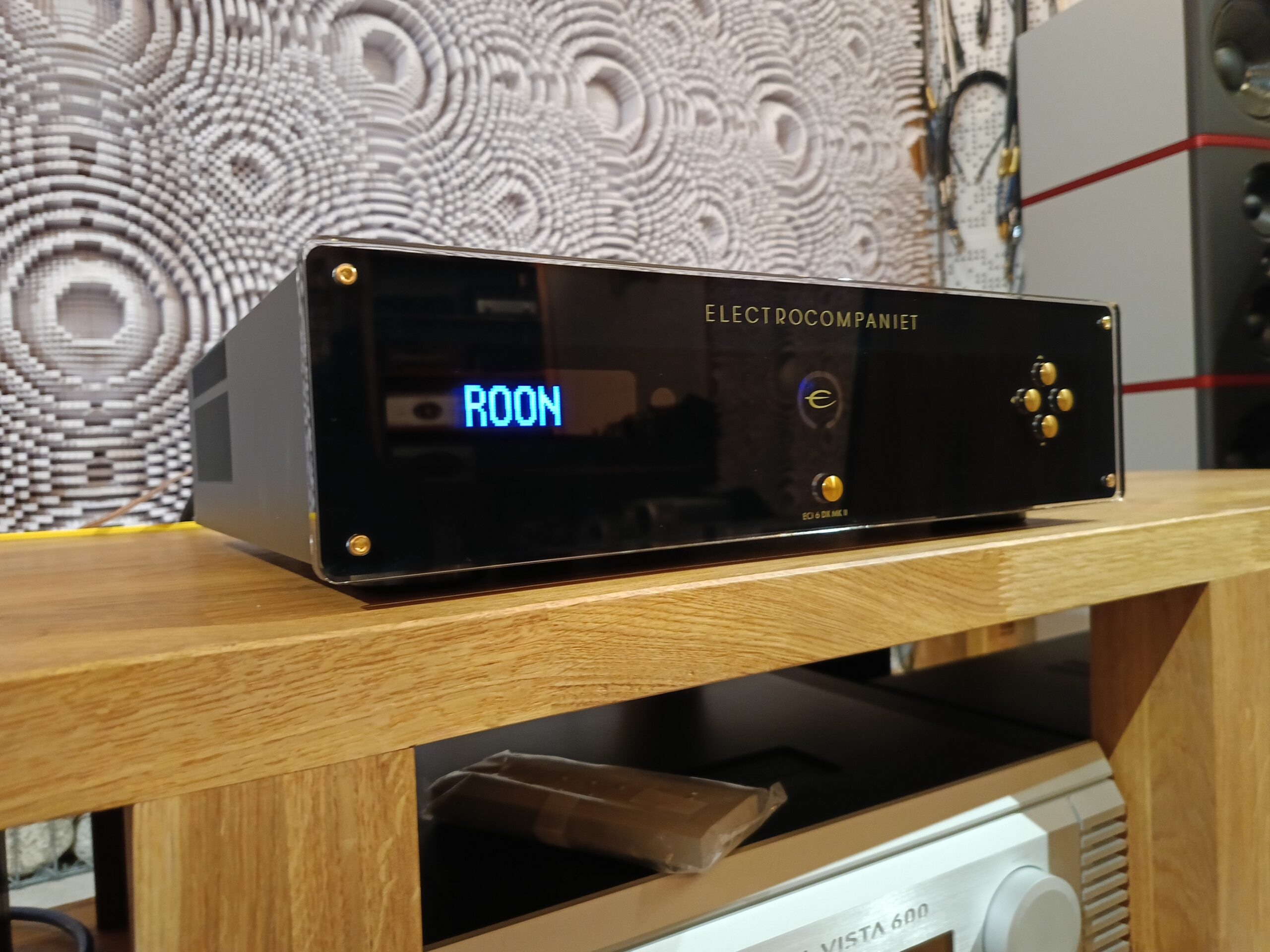 Przedstawiamy ELECTROCOMPANIET ECI-6 DX MKII (integra+dac+stream)ðWej symetryczne xlr, wej.rca,x3; 2wyj.pre(xlr.rca)ðªMoc wyjściowa: 2x125W/8Ω, 2x400W/4Ω. Wej.cyfrowe: coax, opt, usb(A,B) Pasmo przenoszenia 1-150kHz. Kompatybilne z ROON, ew. firmowa apka EC Play. Waga 20,5kg