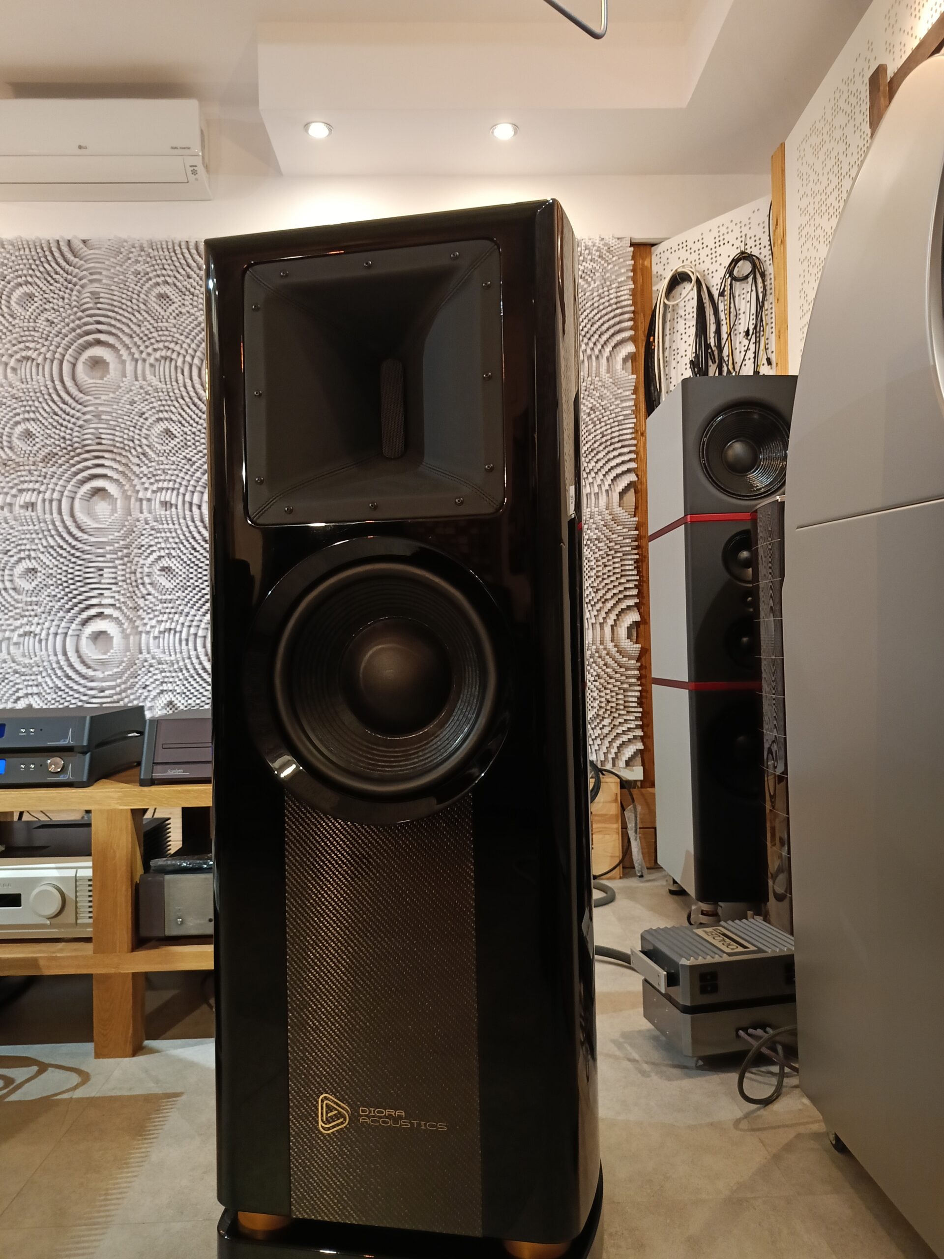 Perun 1 flagowiec Diory Acoustics, black. Trójdrożna konstrukcja - głośnik 13' niskotonowy; sekcja średniowysokotonowa – głośnik koaksjalny. Pasmo przenoszenia: 39Hz-19kHz. Impedencja 8Ω. Waga ca 93kg.
