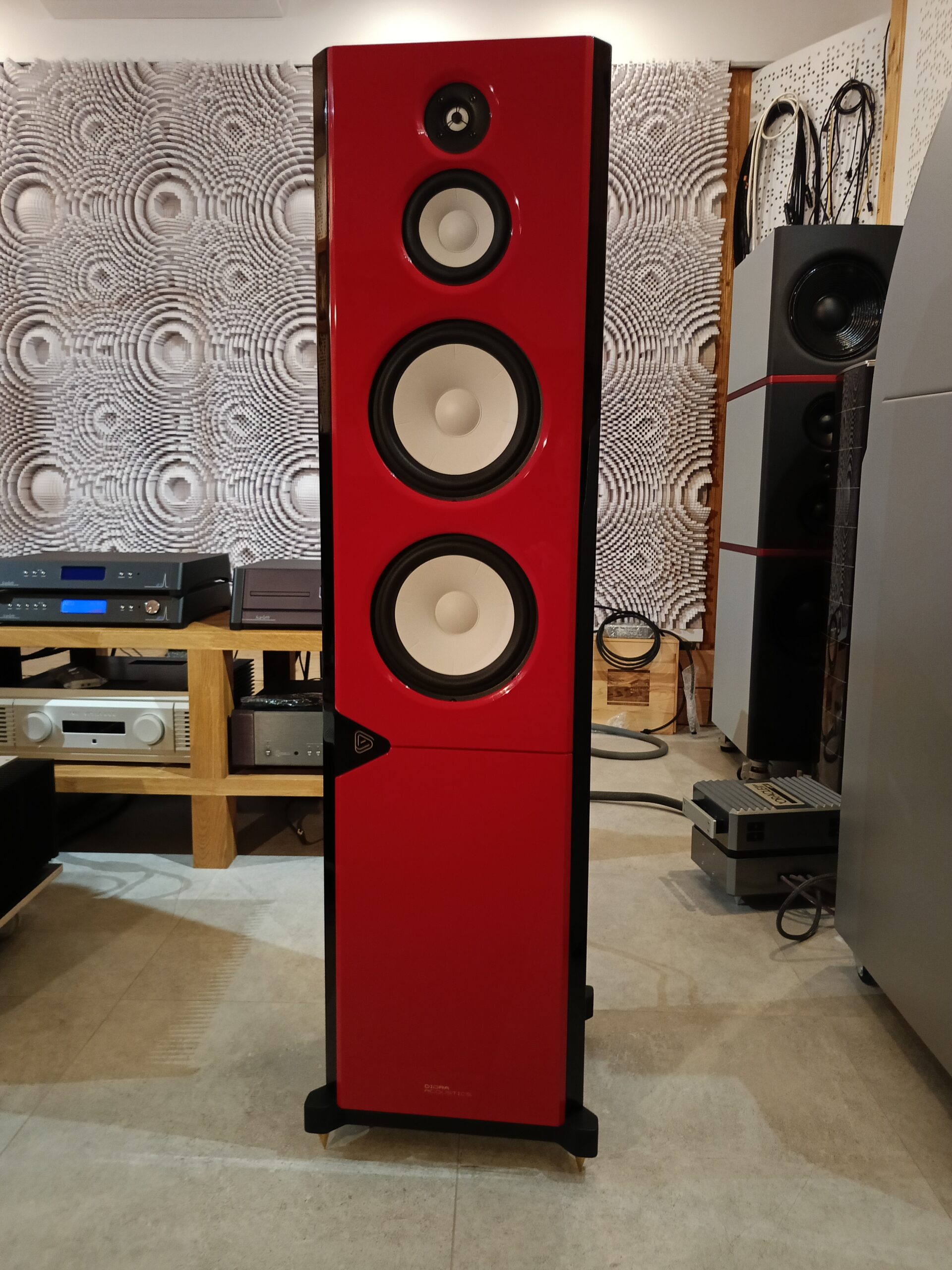 Chors 7 Diora Acoustcis black/red. Głośniki 9' x 2 niskotonowe; średniotonowy – 6', kopułka 25mm (głośniki SB Acoustics). Pasmo przenoszenia: 43Hz-20kHz. Impedencja 4Ω. . Waga ca 45kg.