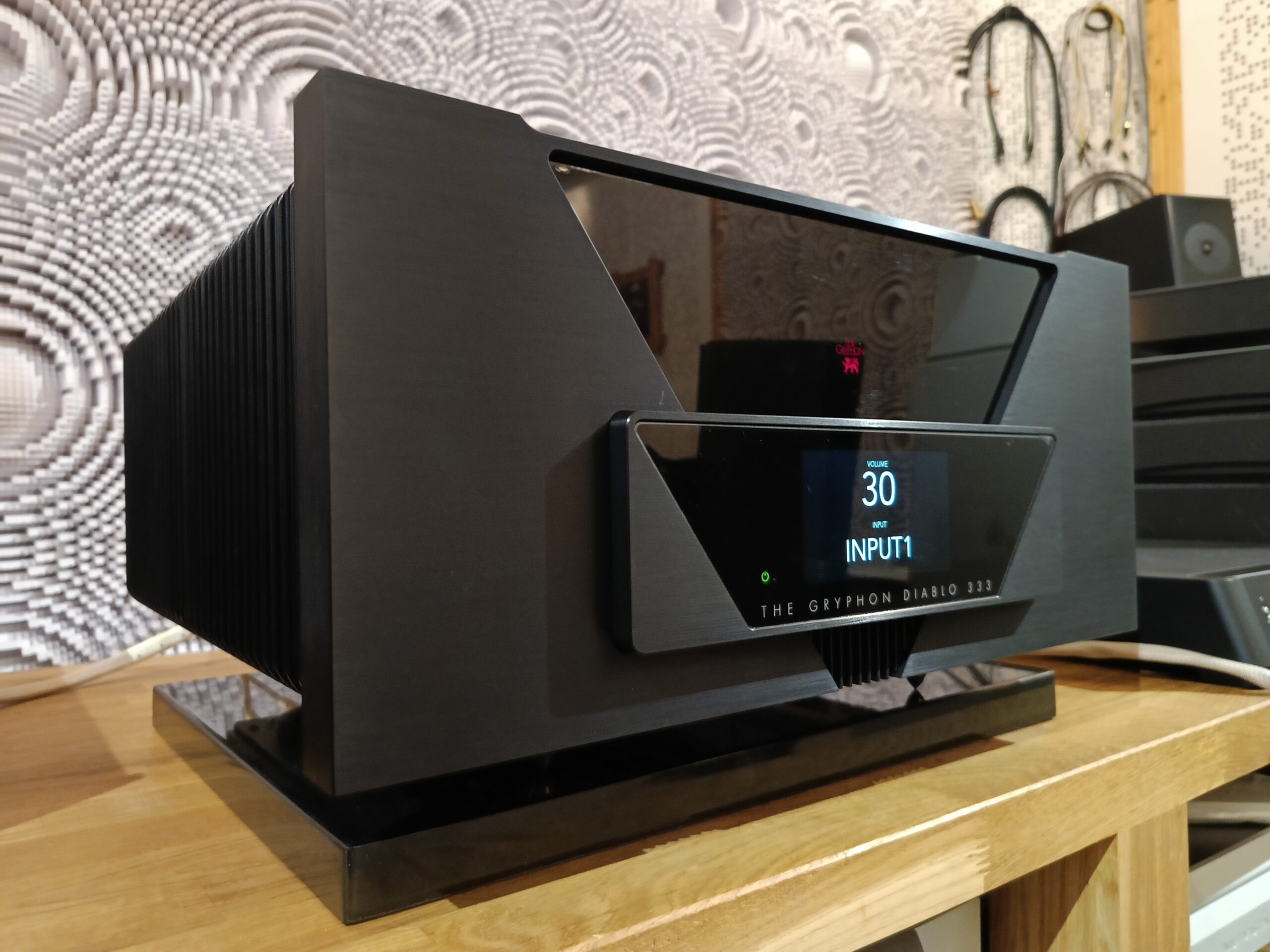 Gryphon Audio Diablo 333 + phono stage. Wejścia symetryczne 2x xlr, wejścia.rca x2; wej/wyj.tape, sub out. Moc wyjściowa: 2x333W/8Ω, 2x666W/4Ω. Konfiguracja True Dual Mono. 4,3 calowy ekran dotykowy TFT. Pasmo przenoszenia 1-350kHz. Waga ca 50kg.