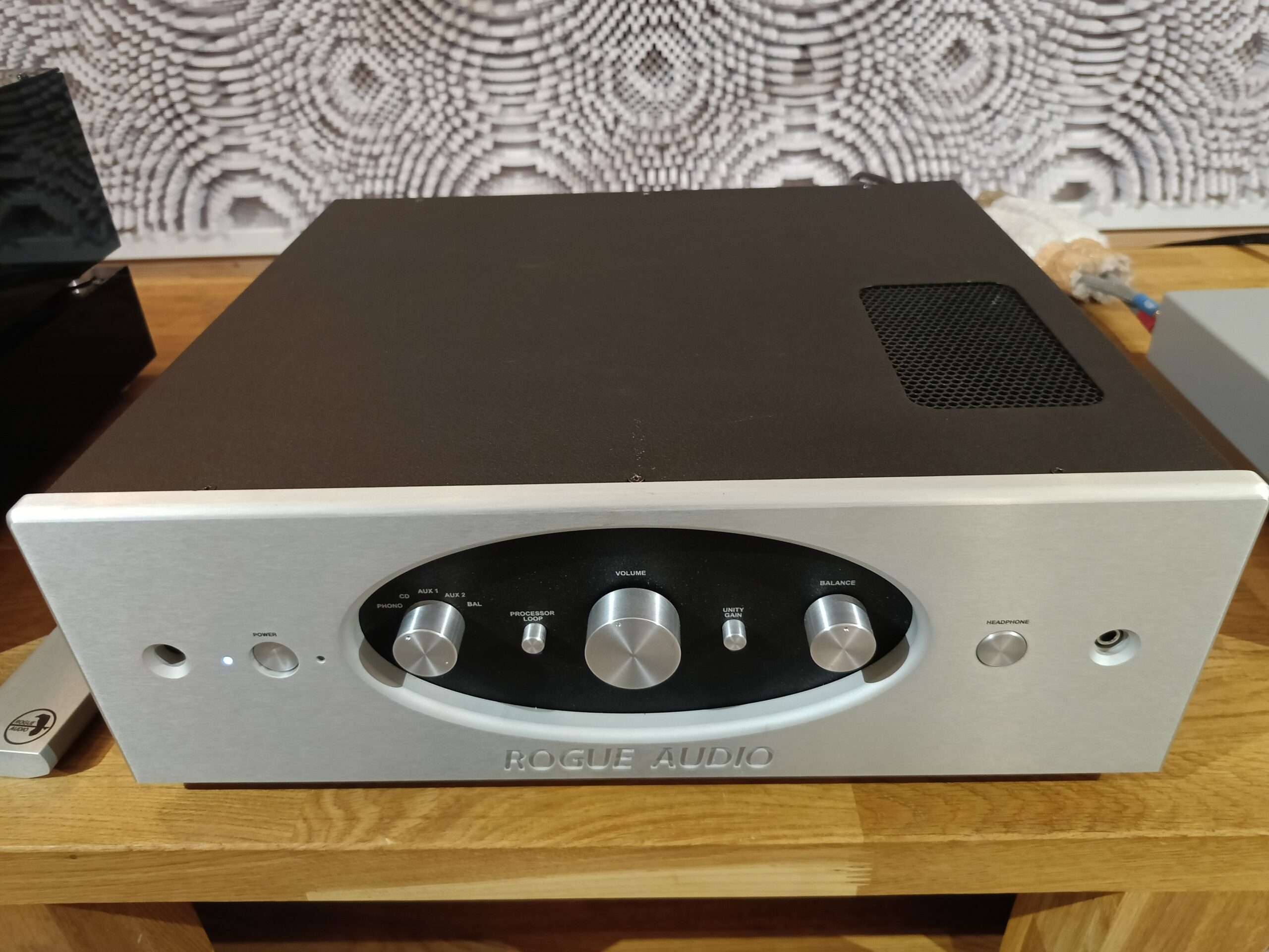 Tranzystorowy wzmacniacz zintegrowany – Rogua Audio Pharaoh. Wzm. słuchawkowy i phono. Wyjścia: stałe, regulowane, procesor. Wejścia: 3xrca, 1xxlr. Moc: 185W (8 Ω na kanał), 350W (4 Ω na kanał). Synergia tranzystorowego wzmacniacza mocy z lampowym stopniem przedwzmacniacza = dźwięk charakterystyczny dla wzmacniaczy lampowych, dopełniony charakter średnich tonów ze słodko brzmiącym górnym zakresem pasma dźwięku ze wspaniałą dynamiką. Waga ca 21kg. 