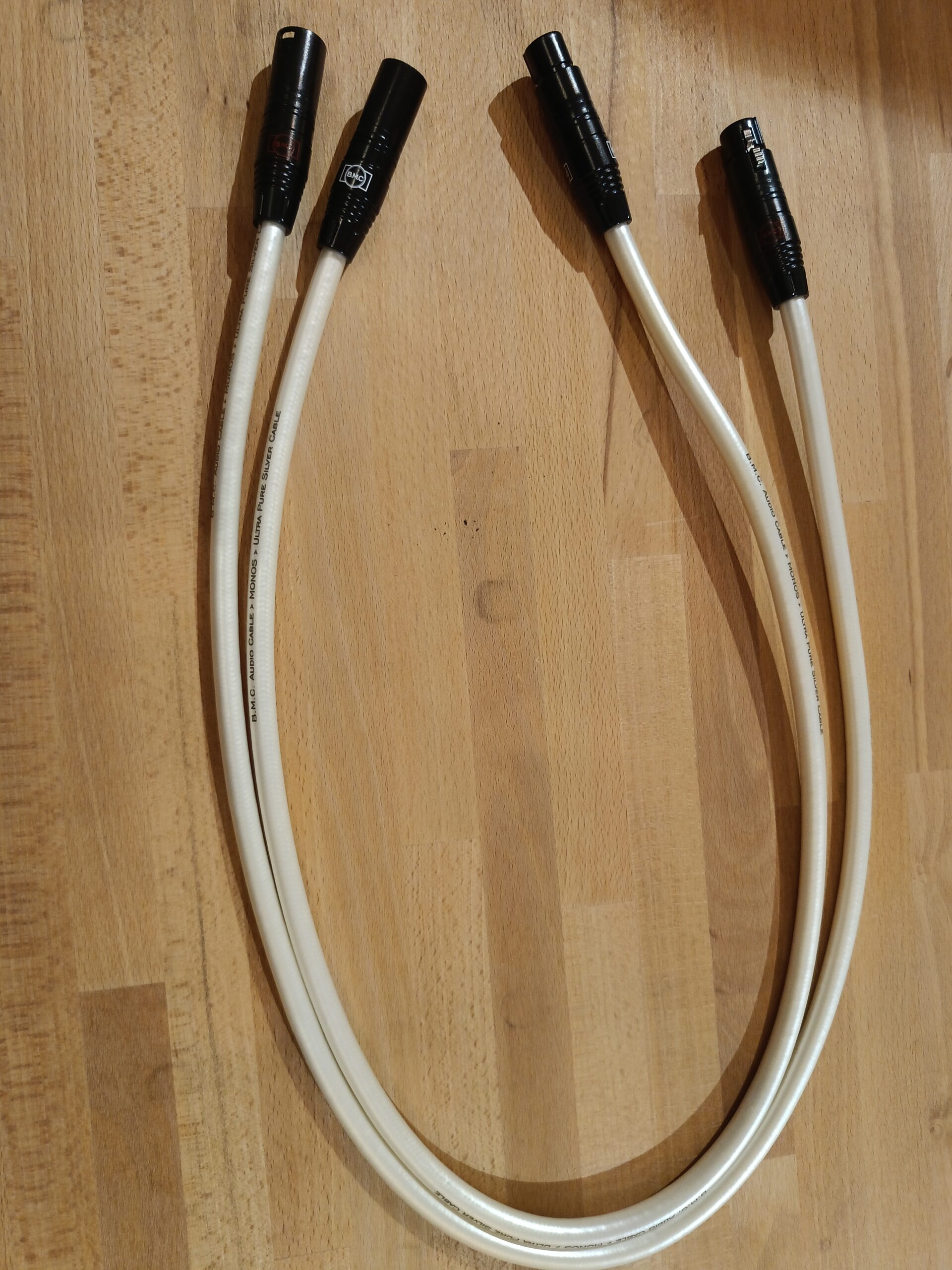 BMC Audio Monos Ultra Pure Silver Cable XLR – 1 m Na sprzedaż wysokiej klasy interkonekt XLR BMC Audio Monos Ultra Pure Silver o długości 1 m. Przewodnik z ultra czystego srebra zapewnia wyjątkową przejrzystość, precyzję i naturalność brzmienia. Kabel w doskonałym stanie technicznym i wizualnym, w pełni sprawny, użytkowany z dbałością. Idealny do systemów high-end, gdzie liczy się maksymalna rozdzielczość i kultura grania.